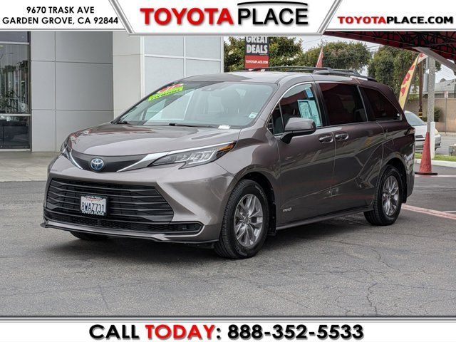2021 Toyota Sienna LE FWD photo