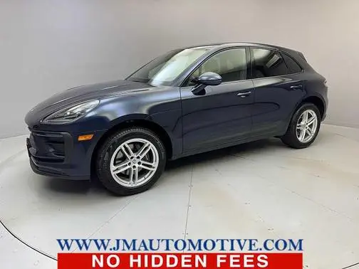 2023 Porsche Macan  AWD photo