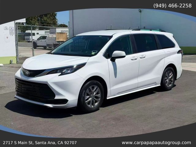 2022 Toyota Sienna LE FWD photo