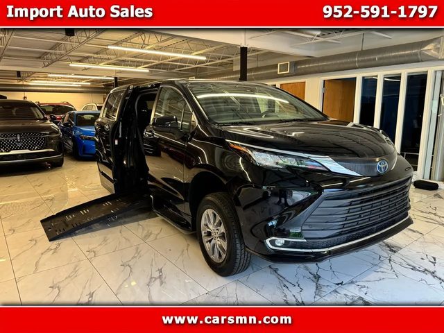 2022 Toyota Sienna XLE FWD photo