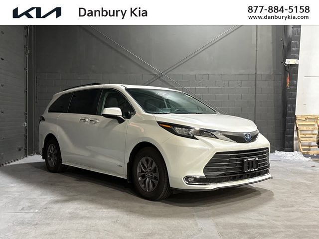 2021 Toyota Sienna XLE AWD photo