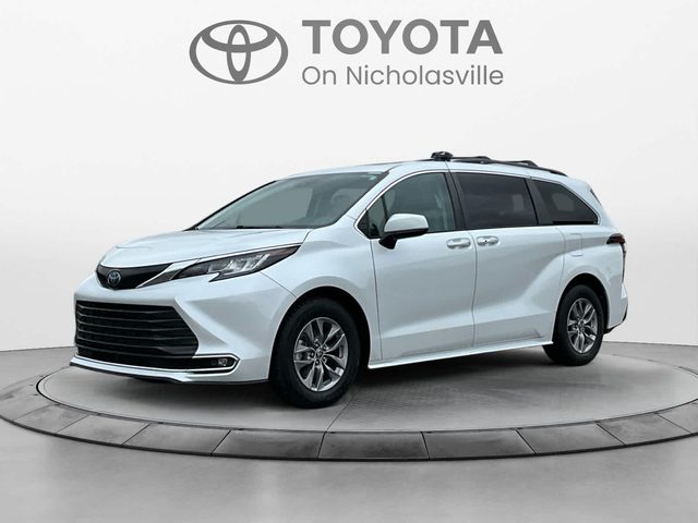 2022 Toyota Sienna XLE FWD photo