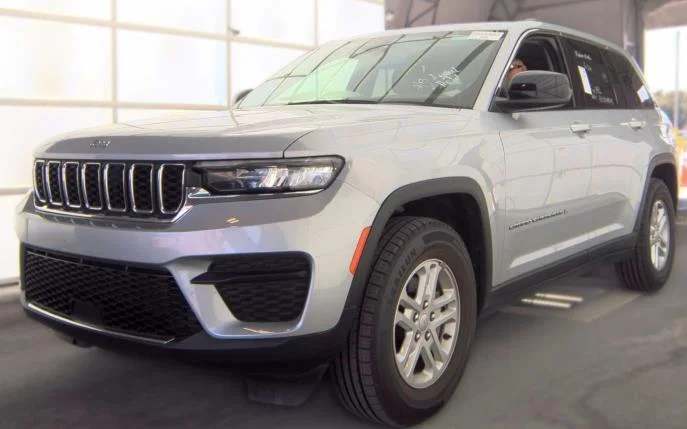 2023 Jeep Grand Cherokee Laredo RWD photo