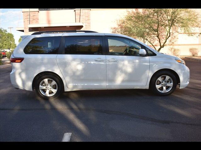 2017 Toyota Sienna LE FWD photo