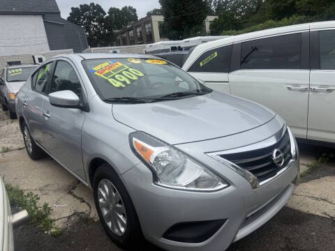 2017 Nissan Versa SV FWD photo