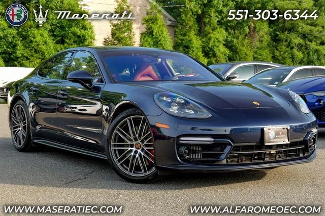 2023 Porsche Panamera GTS AWD photo