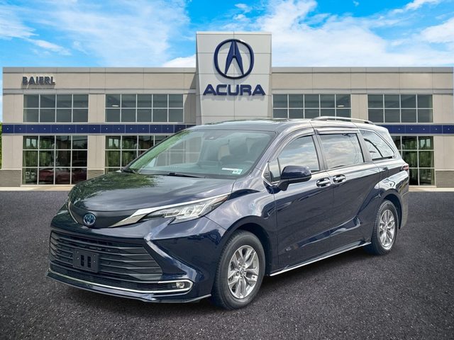 2022 Toyota Sienna XLE FWD photo