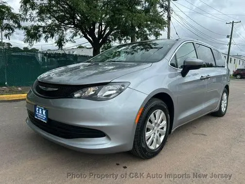 2020 Chrysler Voyager L FWD photo