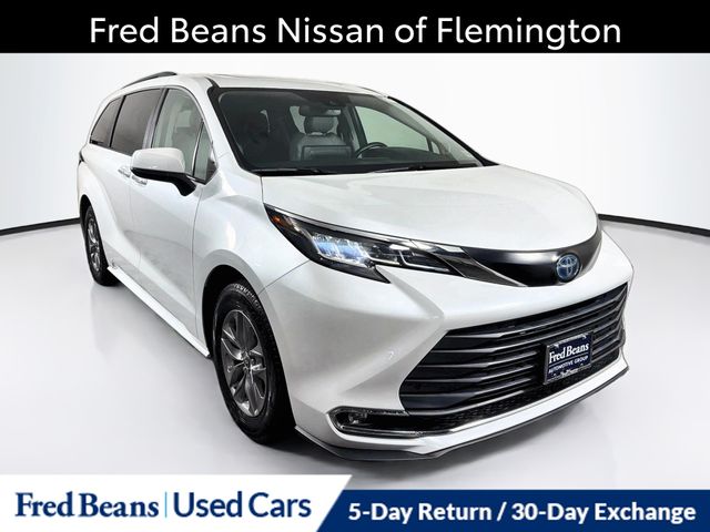 2022 Toyota Sienna XLE FWD photo