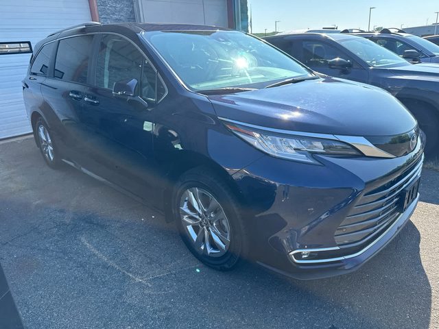 2023 Toyota Sienna Limited AWD photo