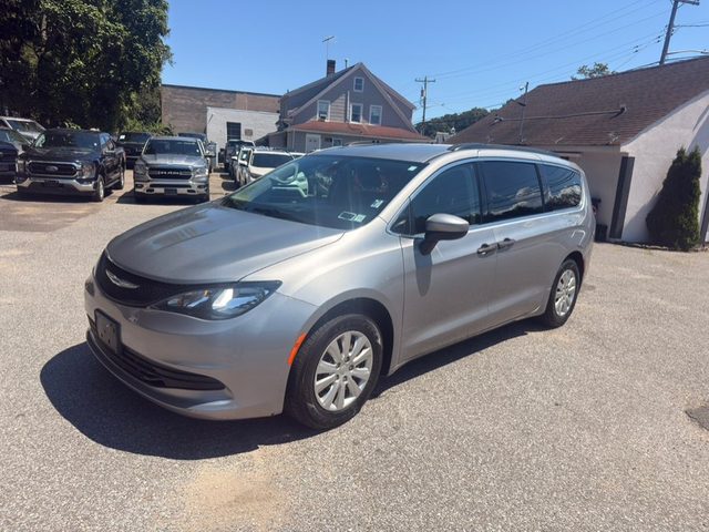 2020 Chrysler Voyager L FWD photo