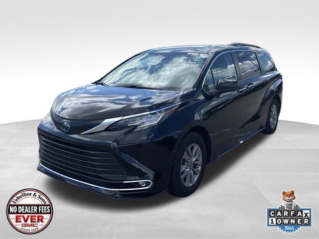 2022 Toyota Sienna XLE FWD photo