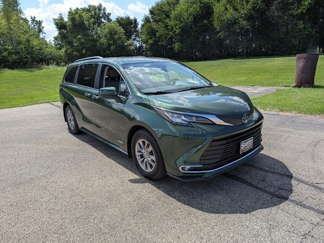 2021 Toyota Sienna XLE AWD photo