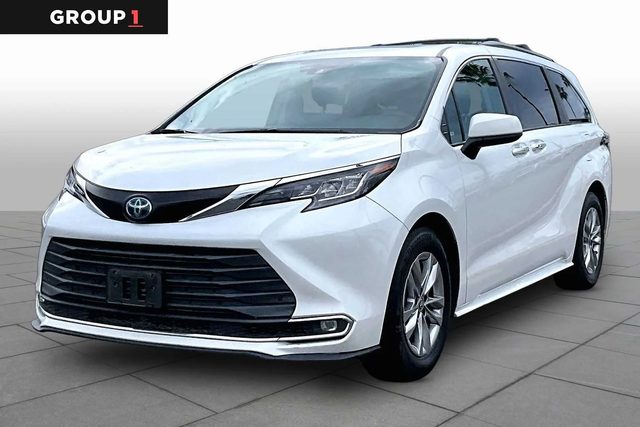 2022 Toyota Sienna XLE FWD photo
