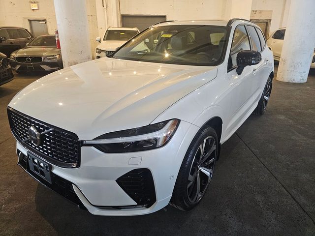 2022 Volvo XC60 R-Design AWD photo