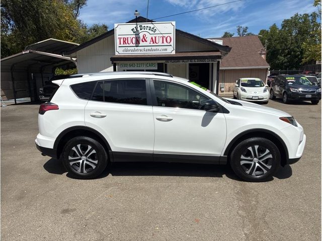 2018 Toyota RAV4 LE FWD photo
