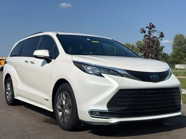 2021 Toyota Sienna XLE FWD photo