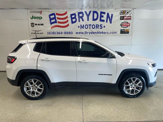 2022 Jeep Compass Latitude Lux 4WD photo