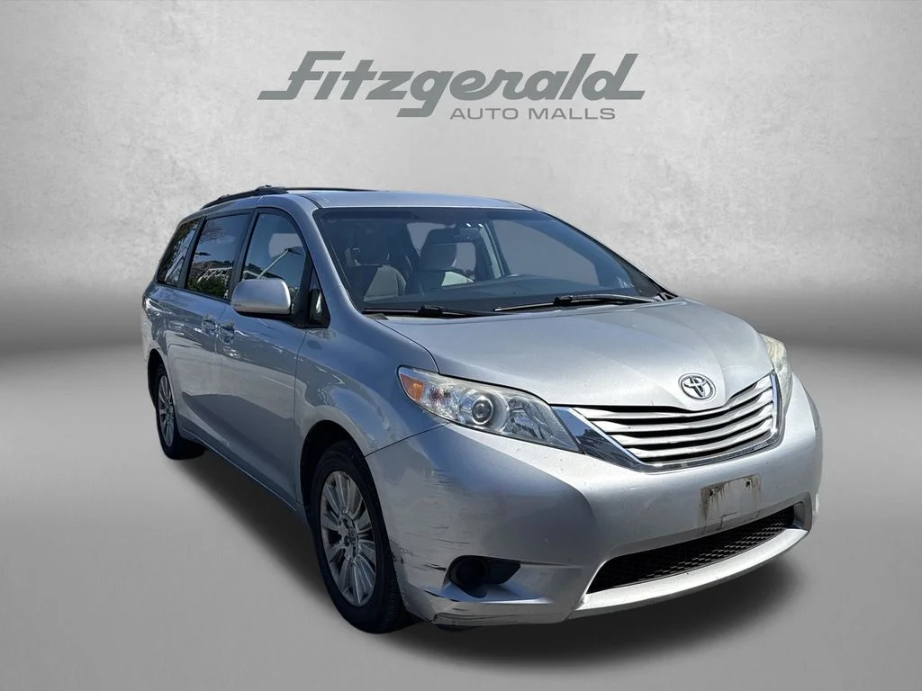 2015 Toyota Sienna LE AWD photo