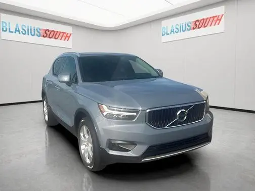 2022 Volvo XC40 Momentum AWD photo