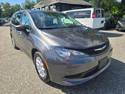 2022 Chrysler Voyager LX FWD photo