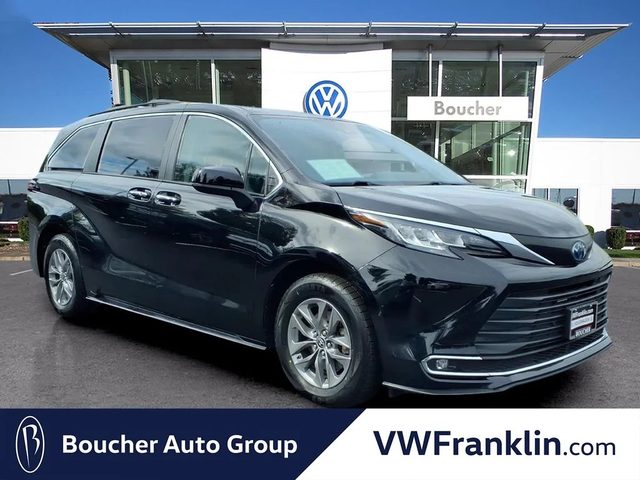 2022 Toyota Sienna XLE FWD photo