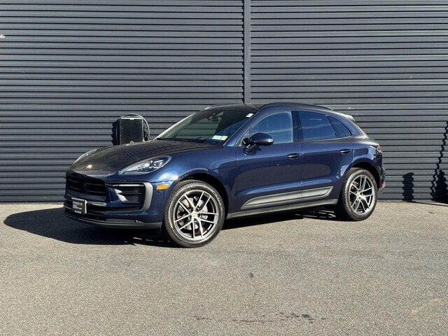 2023 Porsche Macan  AWD photo