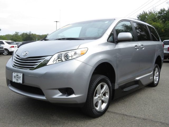 2017 Toyota Sienna LE Auto Access Seat FWD photo