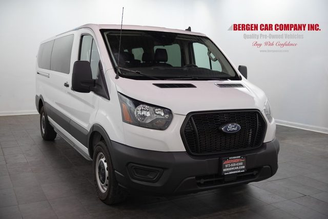 2022 Ford Transit Passenger Wagon XL RWD photo
