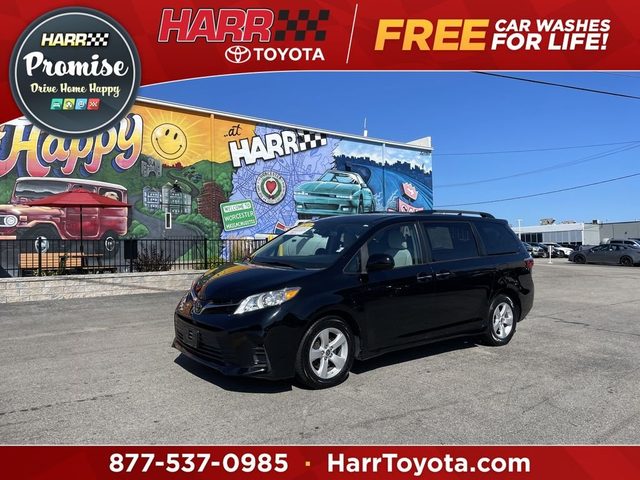 2020 Toyota Sienna LE FWD photo