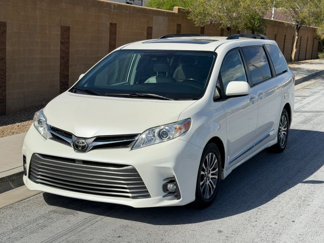 2019 Toyota Sienna XLE FWD photo