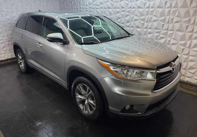 2016 Toyota Highlander LE Plus FWD photo