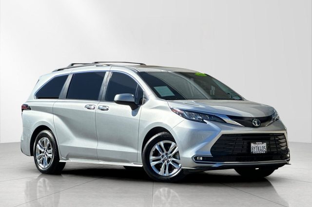 2022 Toyota Sienna XLE FWD photo