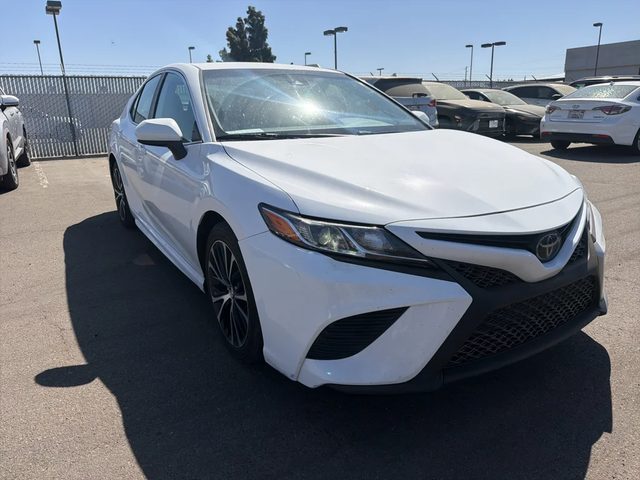 2020 Toyota Camry SE FWD photo