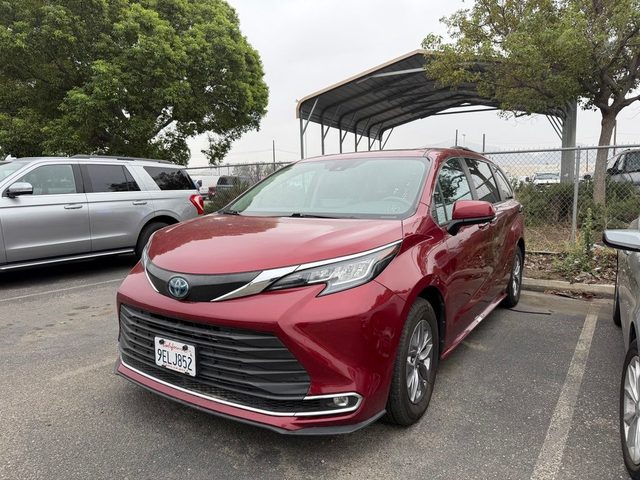 2023 Toyota Sienna XLE FWD photo