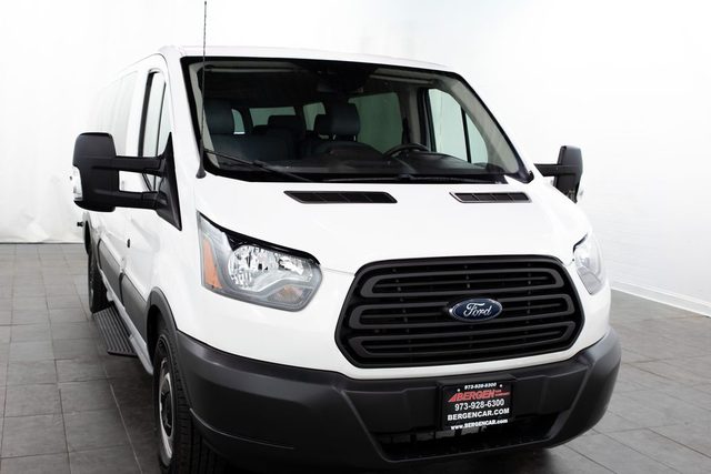 2022 Ford Transit Passenger Wagon XL RWD photo