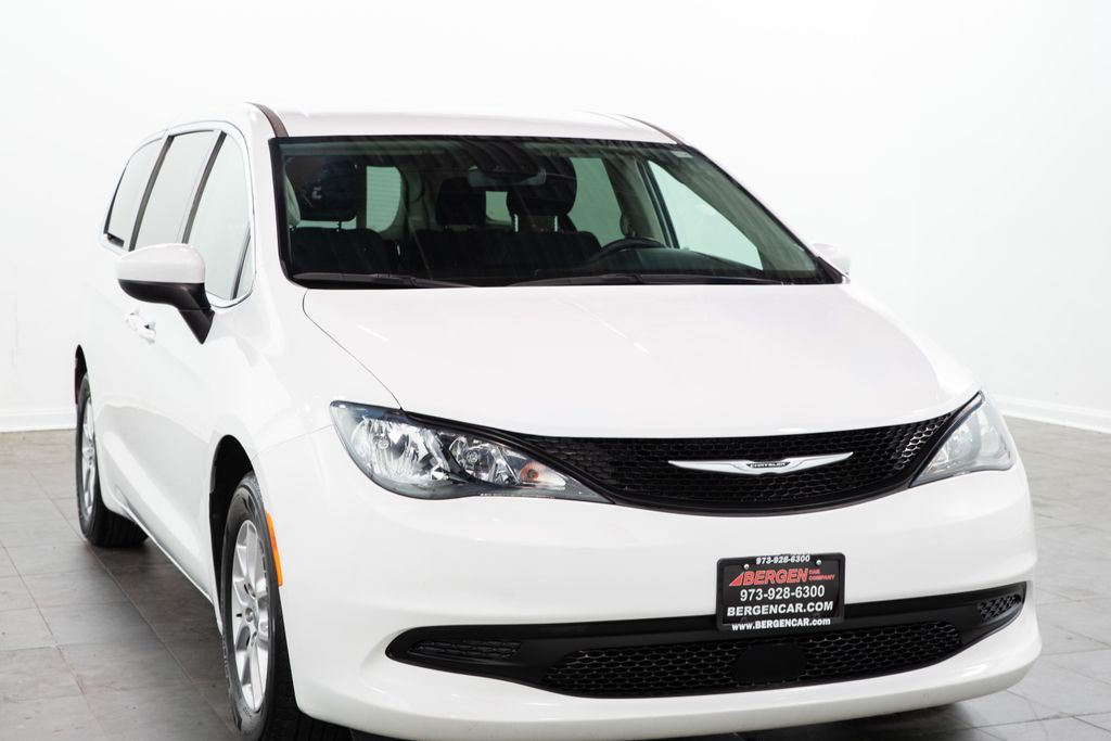 2023 Chrysler Voyager LX FWD photo