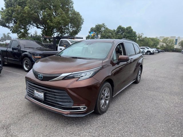 2022 Toyota Sienna XLE FWD photo