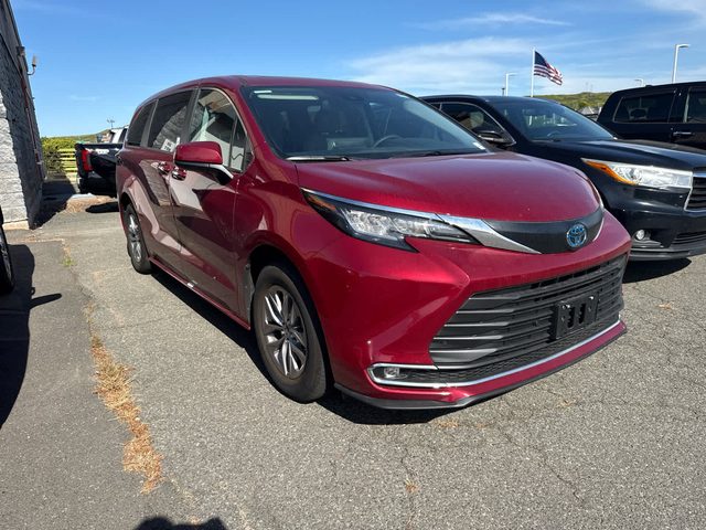2023 Toyota Sienna XLE FWD photo