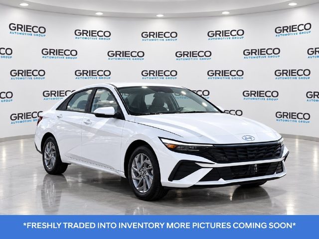 2023 Hyundai Elantra Blue FWD photo