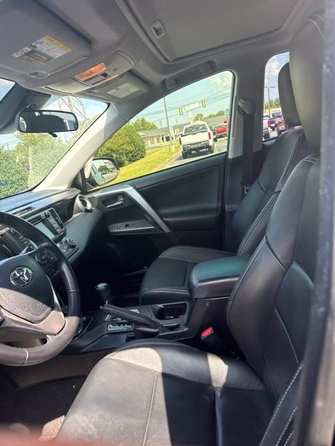 2017 Toyota RAV4 XLE FWD photo