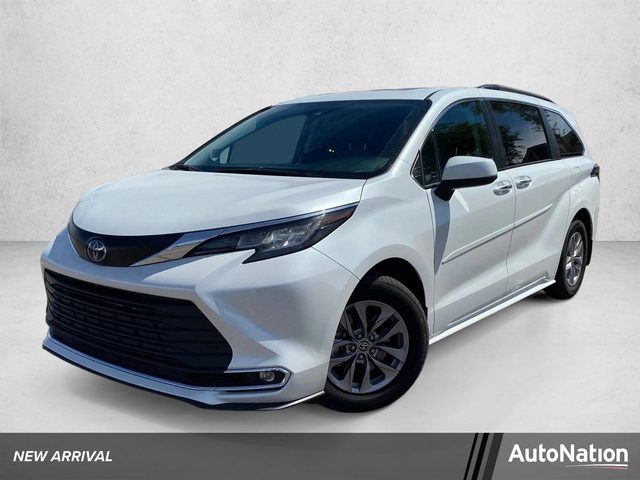 2022 Toyota Sienna XLE FWD photo