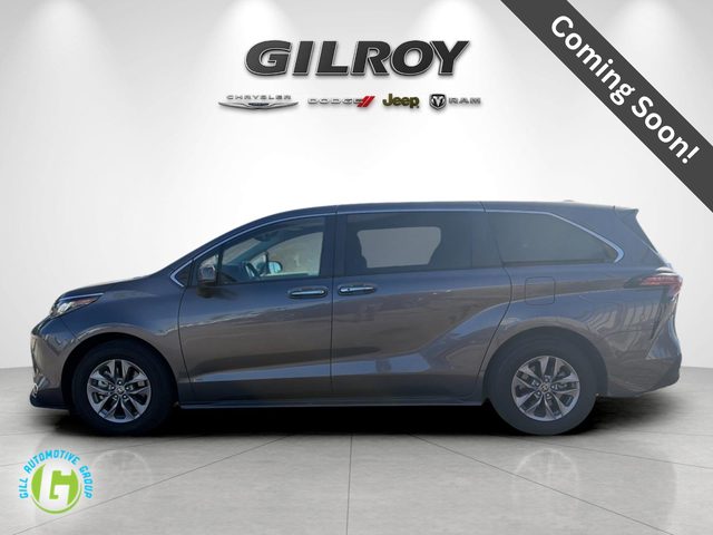 2022 Toyota Sienna XLE FWD photo