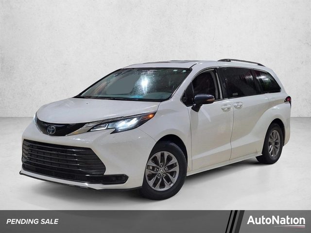 2022 Toyota Sienna LE FWD photo