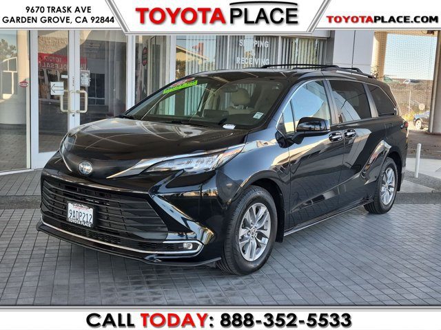 2022 Toyota Sienna XLE FWD photo