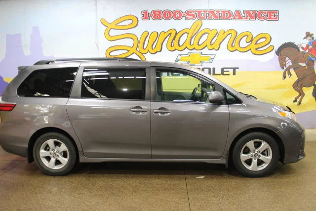 2019 Toyota Sienna LE FWD photo