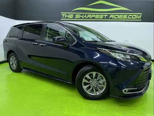 2023 Toyota Sienna XLE FWD photo