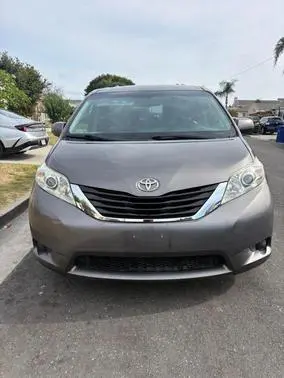 2015 Toyota Sienna LE FWD photo