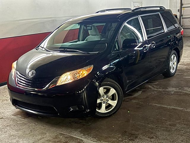 2015 Toyota Sienna LE FWD photo