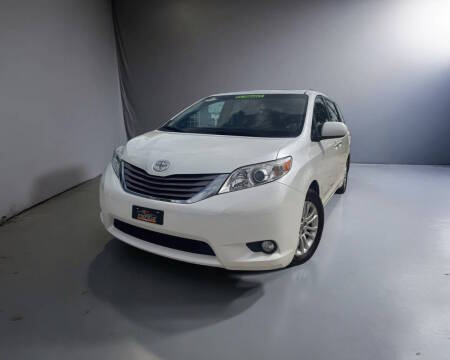 2015 Toyota Sienna XLE FWD photo